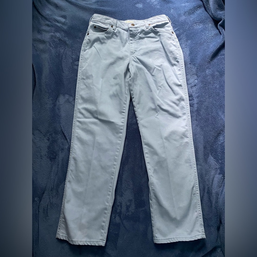 Lee women’s pants/jeans light blue, 10 M. Relaxed, straight leg, at waist.